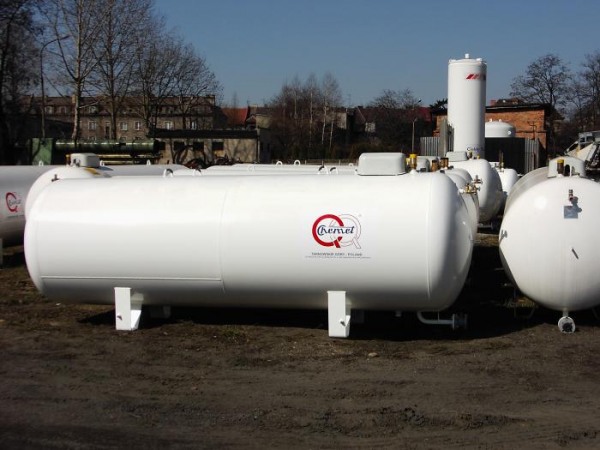 Białe, duże zbiorniki ciśnieniowe na gaz LPG na dworze