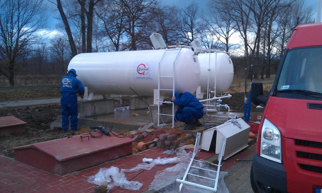 Pracownicy Chemet montują zbiornik naziemny na gaz LPG