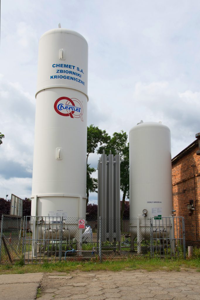 Stacjonarne pionowe zbiorniki kriogeniczne LNG firmy Chemet na terenie firmy