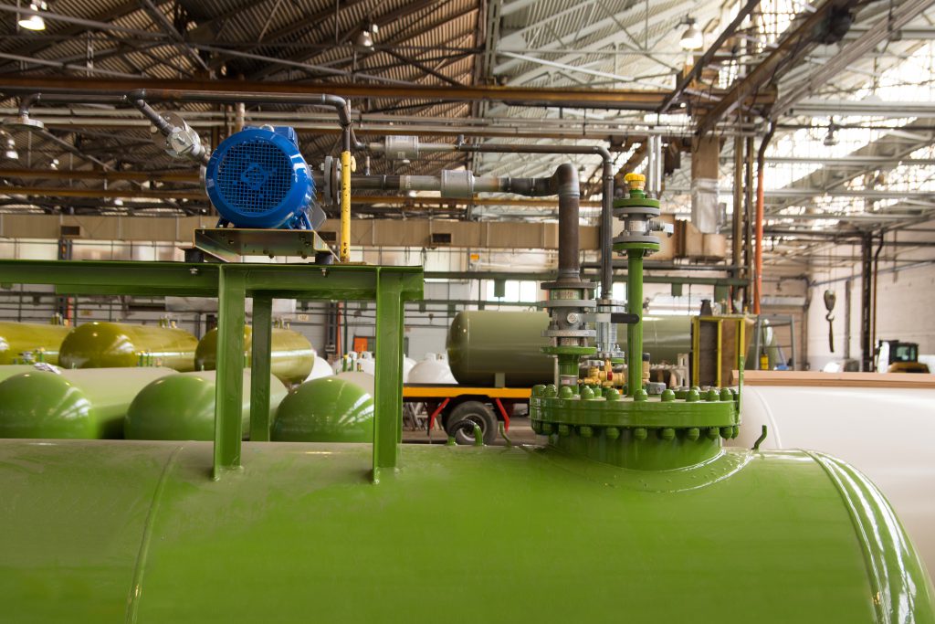 Zielony odziemny zbiornik LPG do stacji autogazu na hali produkcyjnej