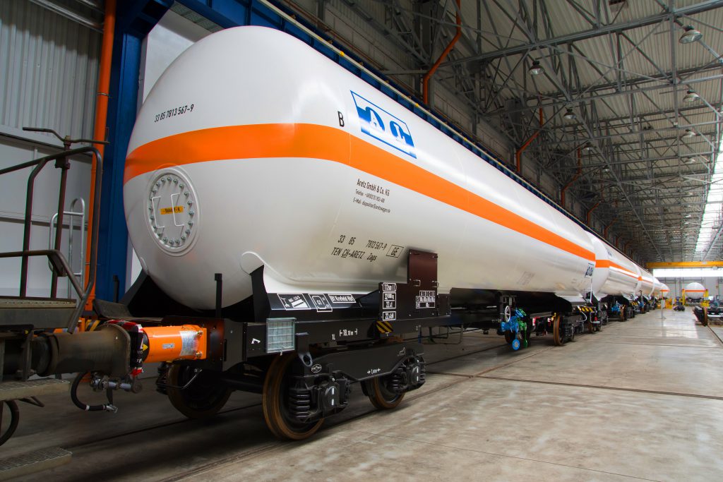 Wagon, cysterna kolejowa do transportu gazów na hali produkcyjnej firmy Chemet