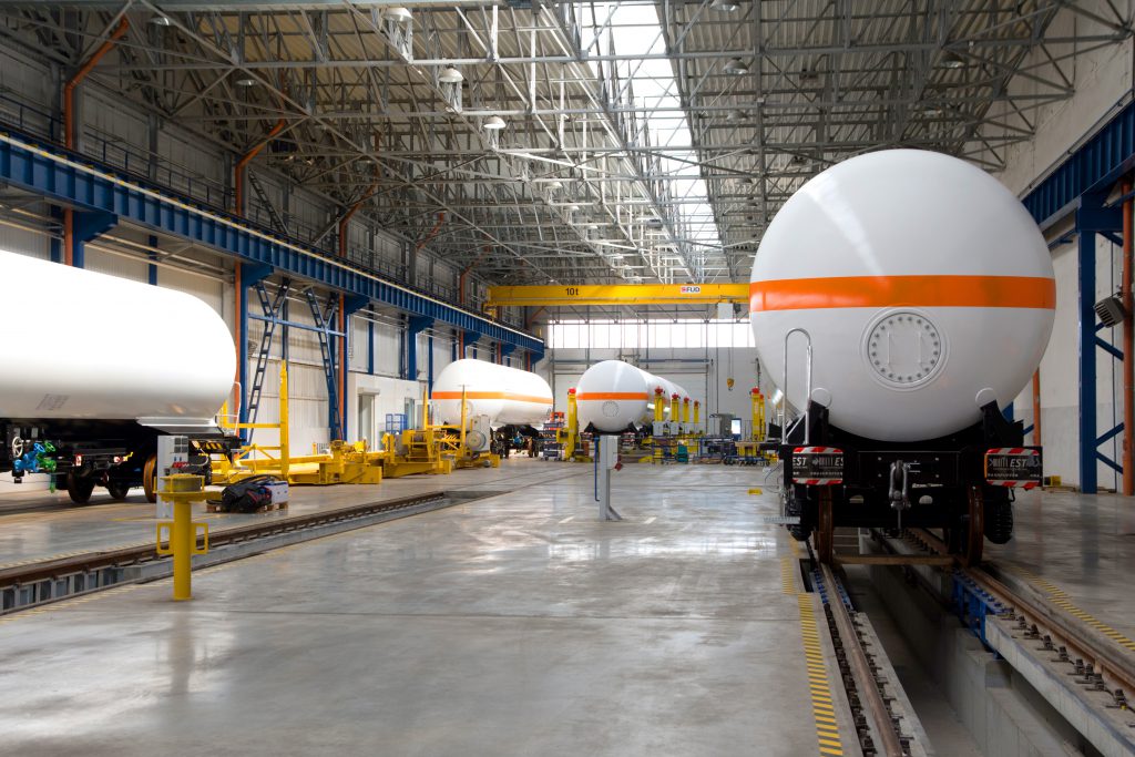 Wagon, cysterna kolejowa do transportu gazów na hali produkcyjnej firmy Chemet
