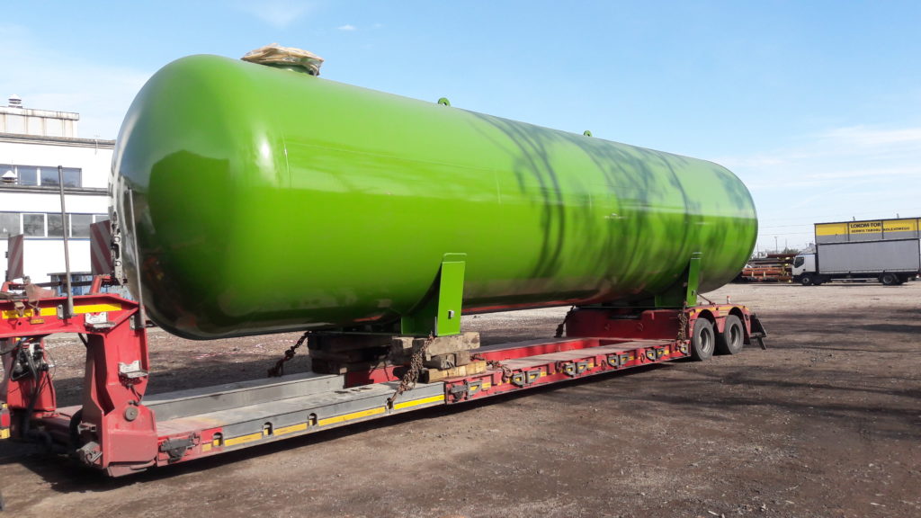 Zielony, duży zbiornik magazynowy LPG firmy Chemet na przyczepie ciężarówki