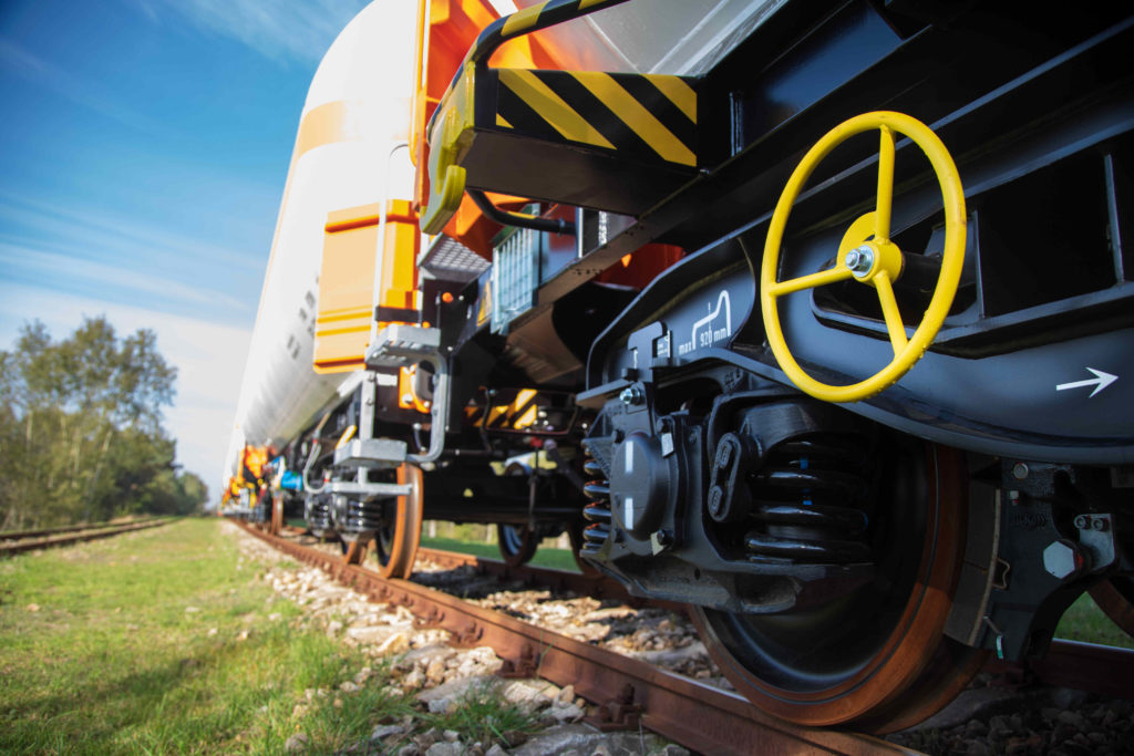 Wagon, cysterna kolejowa do transportu gazów skroplonych propan-butan na torach
